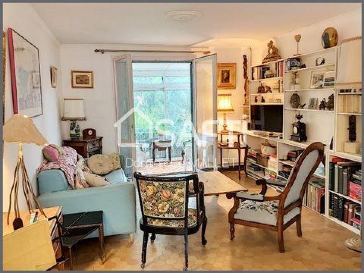 3 bedrooms House in Nimes, France No. 23160