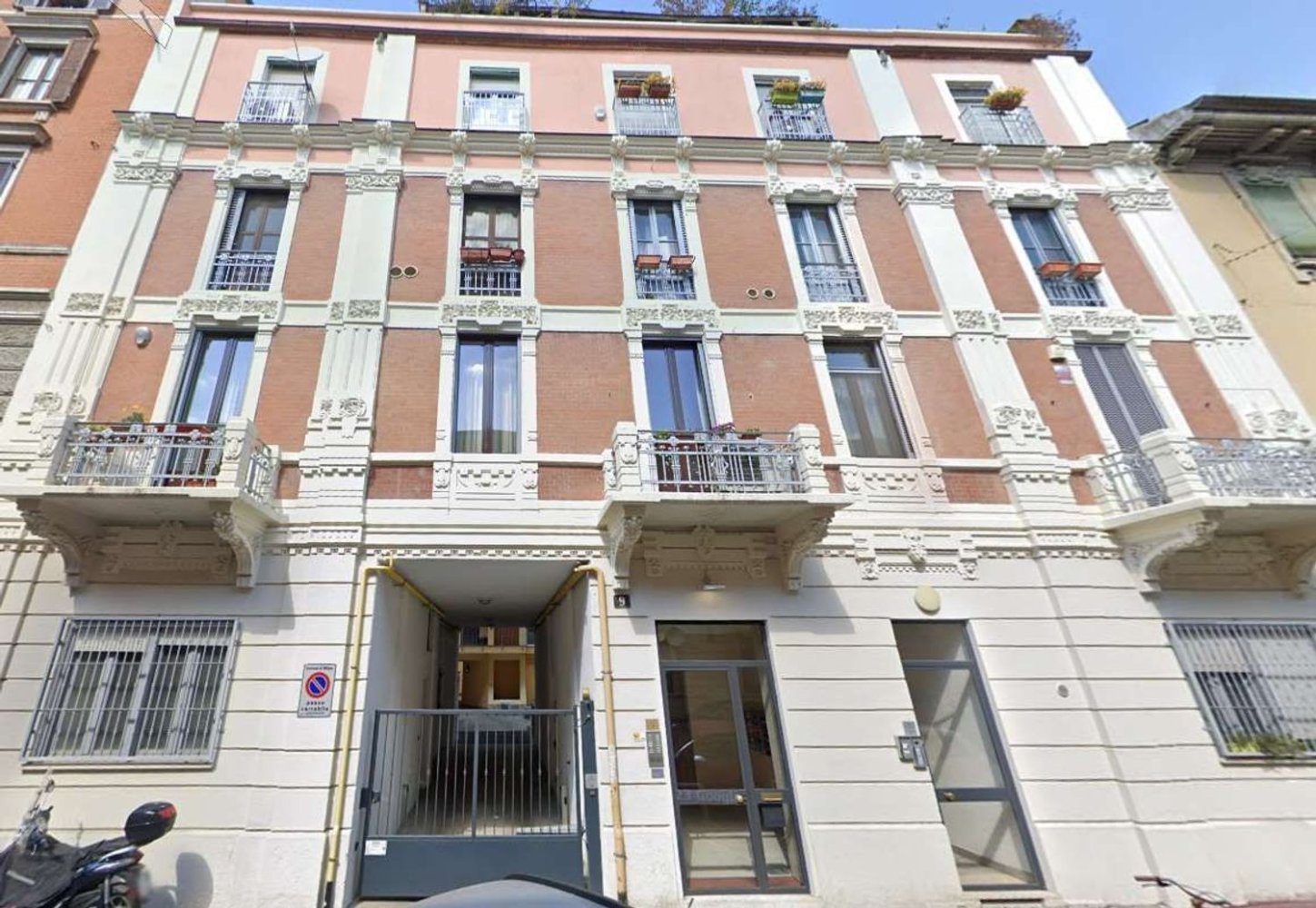 3 rooms Apartment in Milan, Italy No. 263925