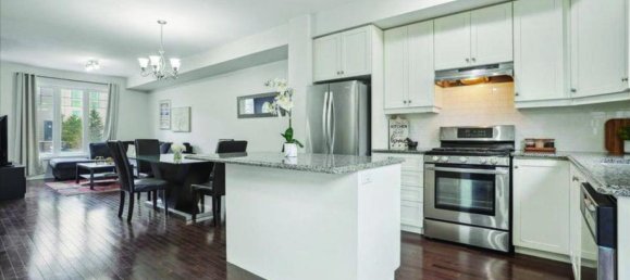 4 bedrooms House in Grimsby, Canada No. 898 3