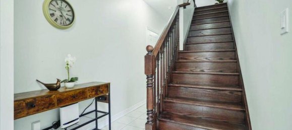 4 bedrooms House in Grimsby, Canada No. 898 9