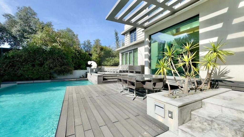 4 bedrooms Villa in Lisbon, Portugal No. 51351