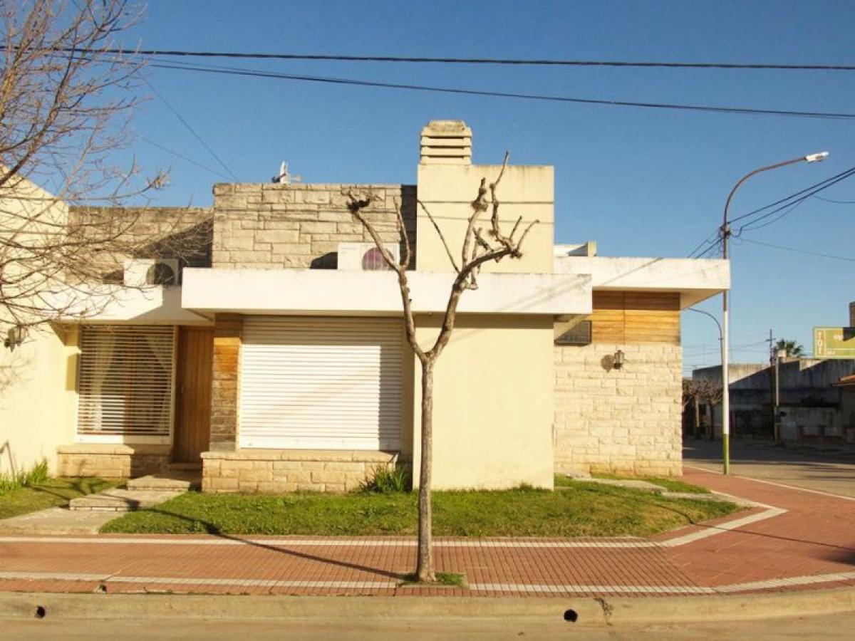 2 bedrooms House in Lobos, Argentina No. 55972