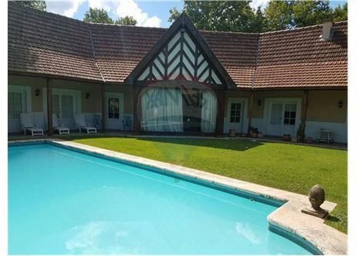 4 bedrooms House in Malvinas Argentinas, Argentina No. 51541