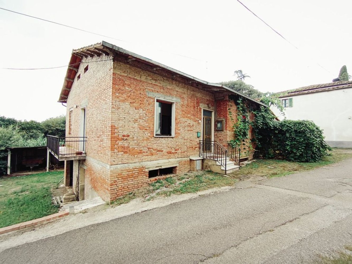 Дом с 10 комнатами в Лучиньяно, Италия № 227125