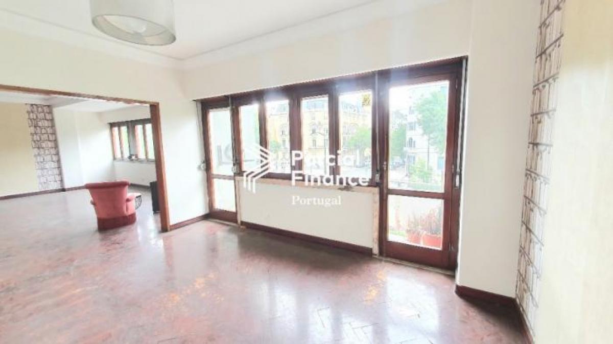 6 bedrooms Apartment in Lisbon, Portugal No. 4130