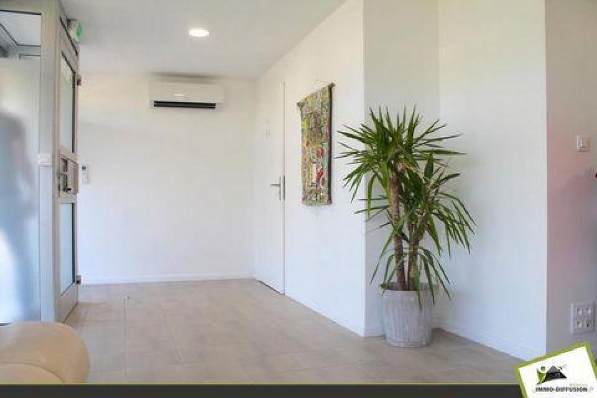 90m² Shop in Colombiers, France No. 21187