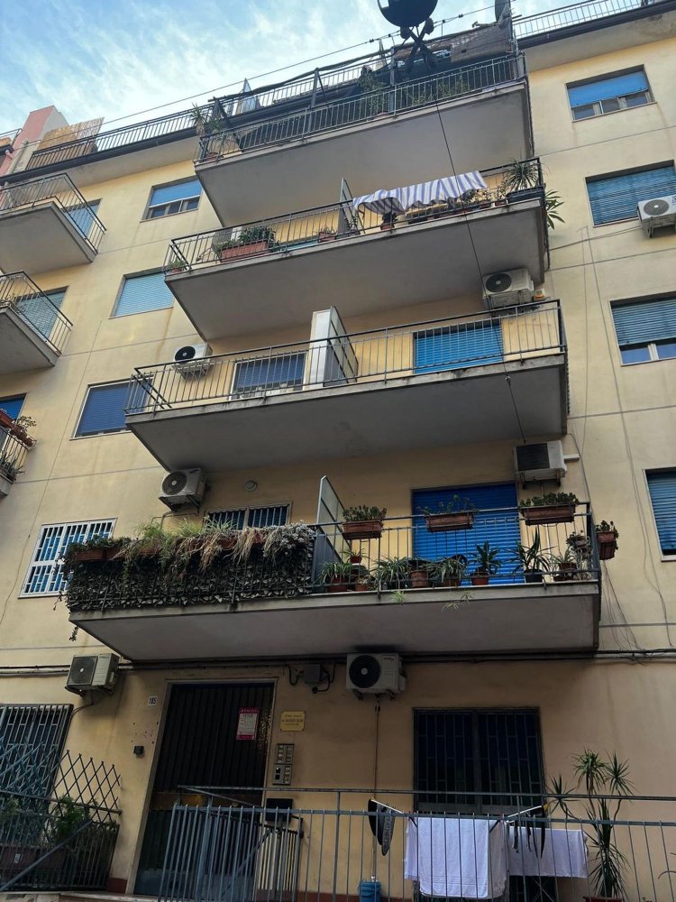 Apartamento de 3 dormitorios en Catania, Italy No. 391506