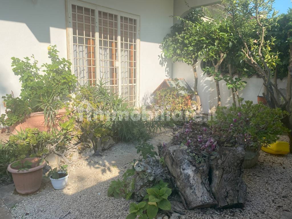 4 bedrooms Villa in Pomezia, Italy No. 371237