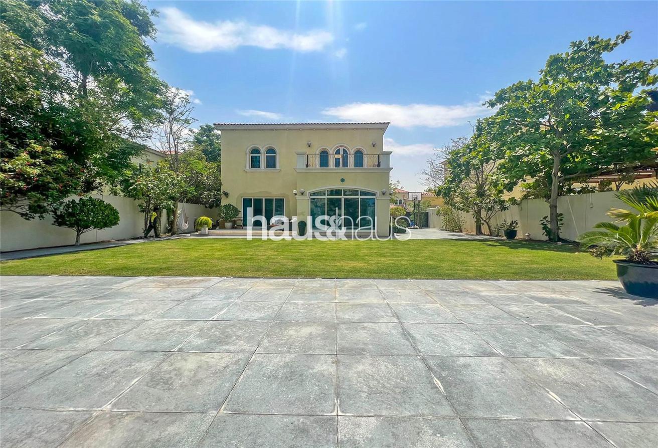 Villa de 4 dormitorios en Jumeirah Park, UAE No. 99788