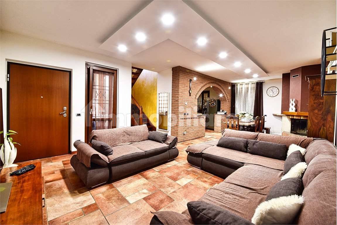 2 bedrooms Villa in Gerenzano, Italy No. 331070
