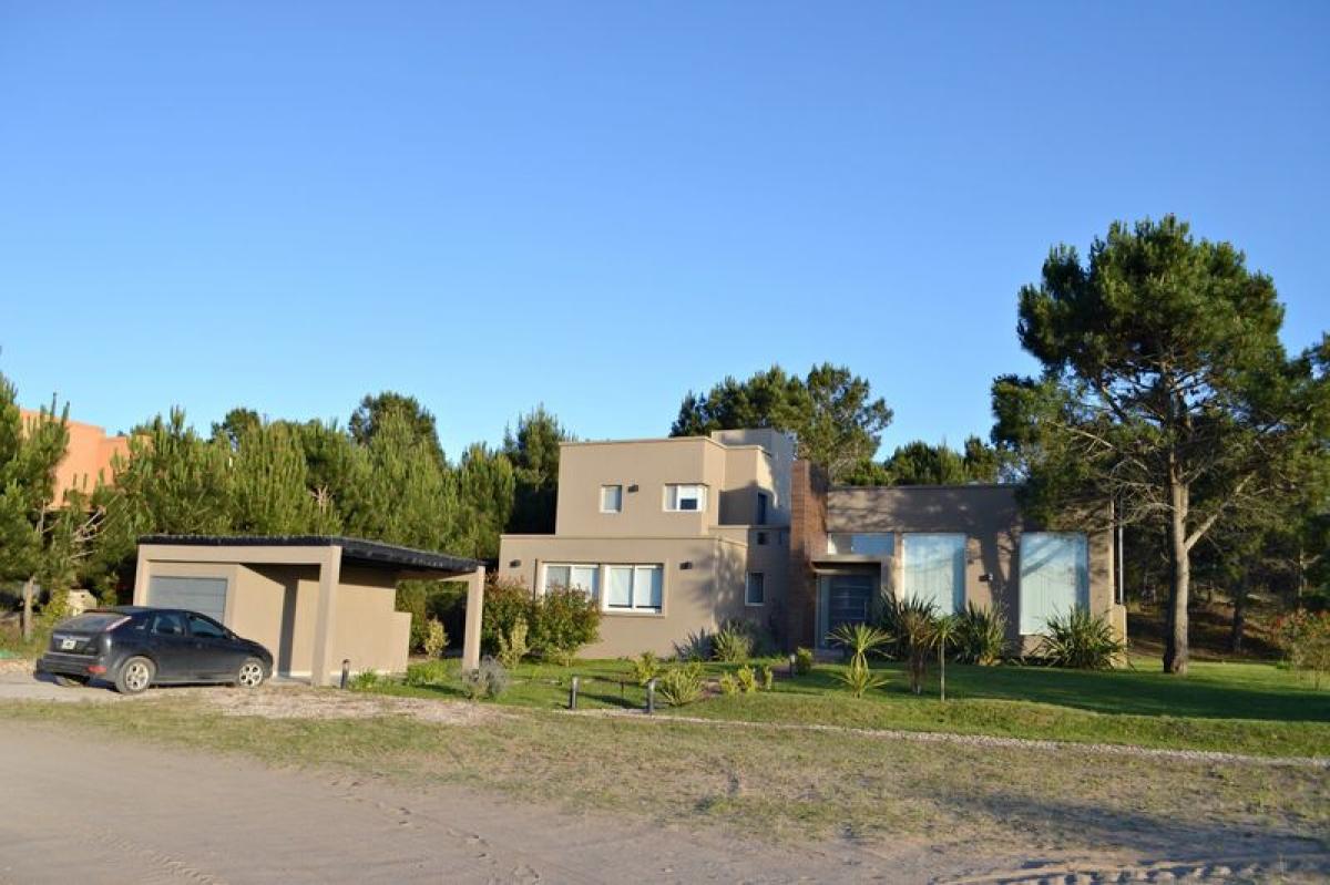 4 bedrooms House in Mar del Plata, Argentina No. 78567