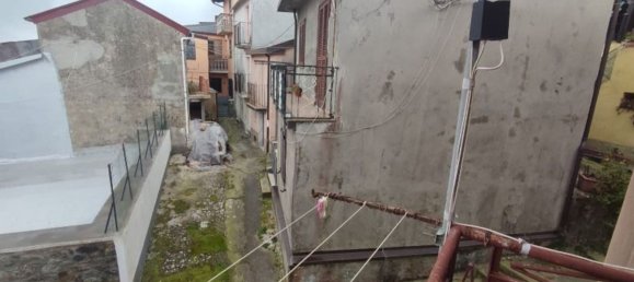 4 bedrooms House in Chiaravalle Centrale, Italy No. 373539 16