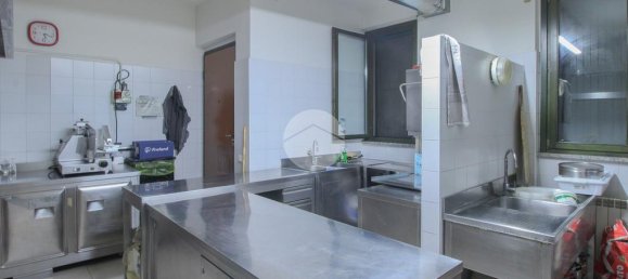 Propiedad comercial de 3 habitaciónes en Truccazzano, Italy No. 303468 10