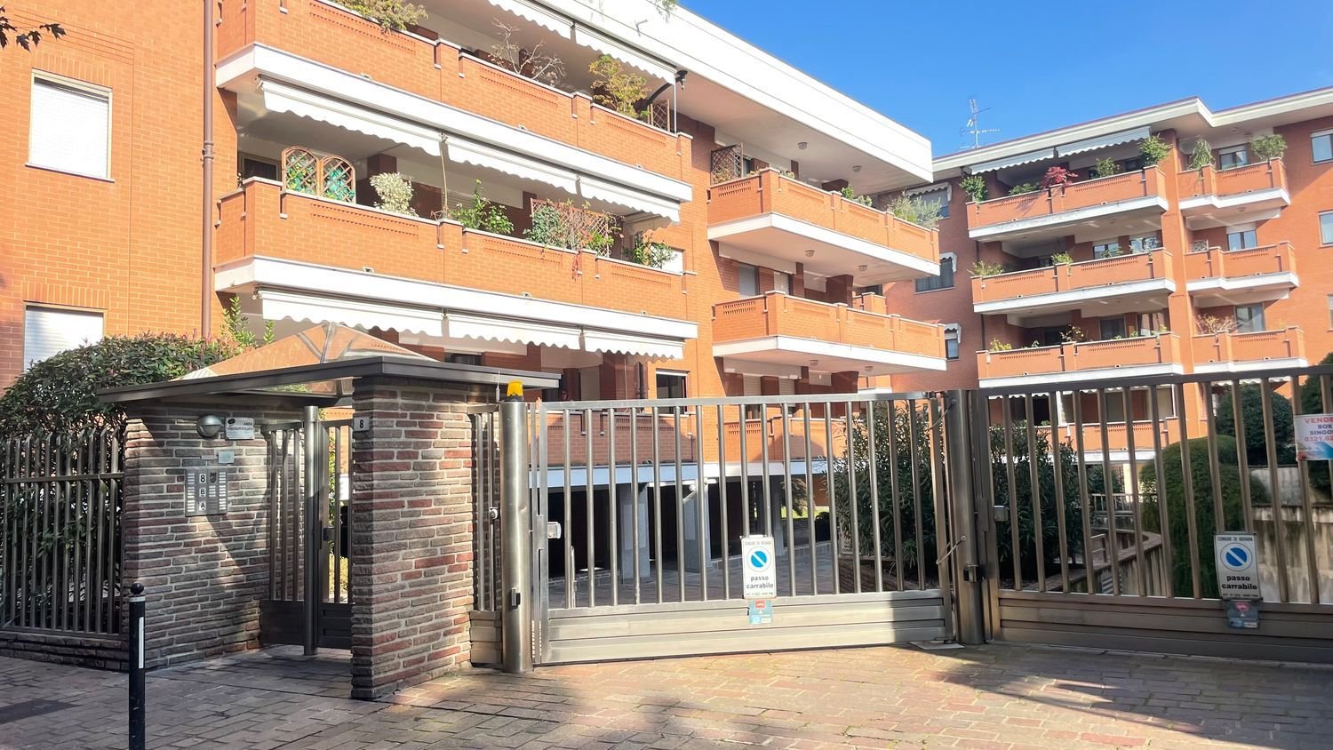 195m² Garage in Novara, Italy No. 230007