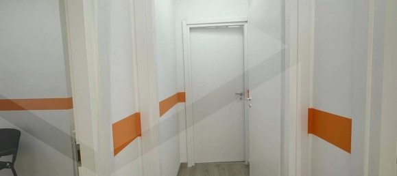 80m² Commercial property in Bari, Italy No. 24750 4