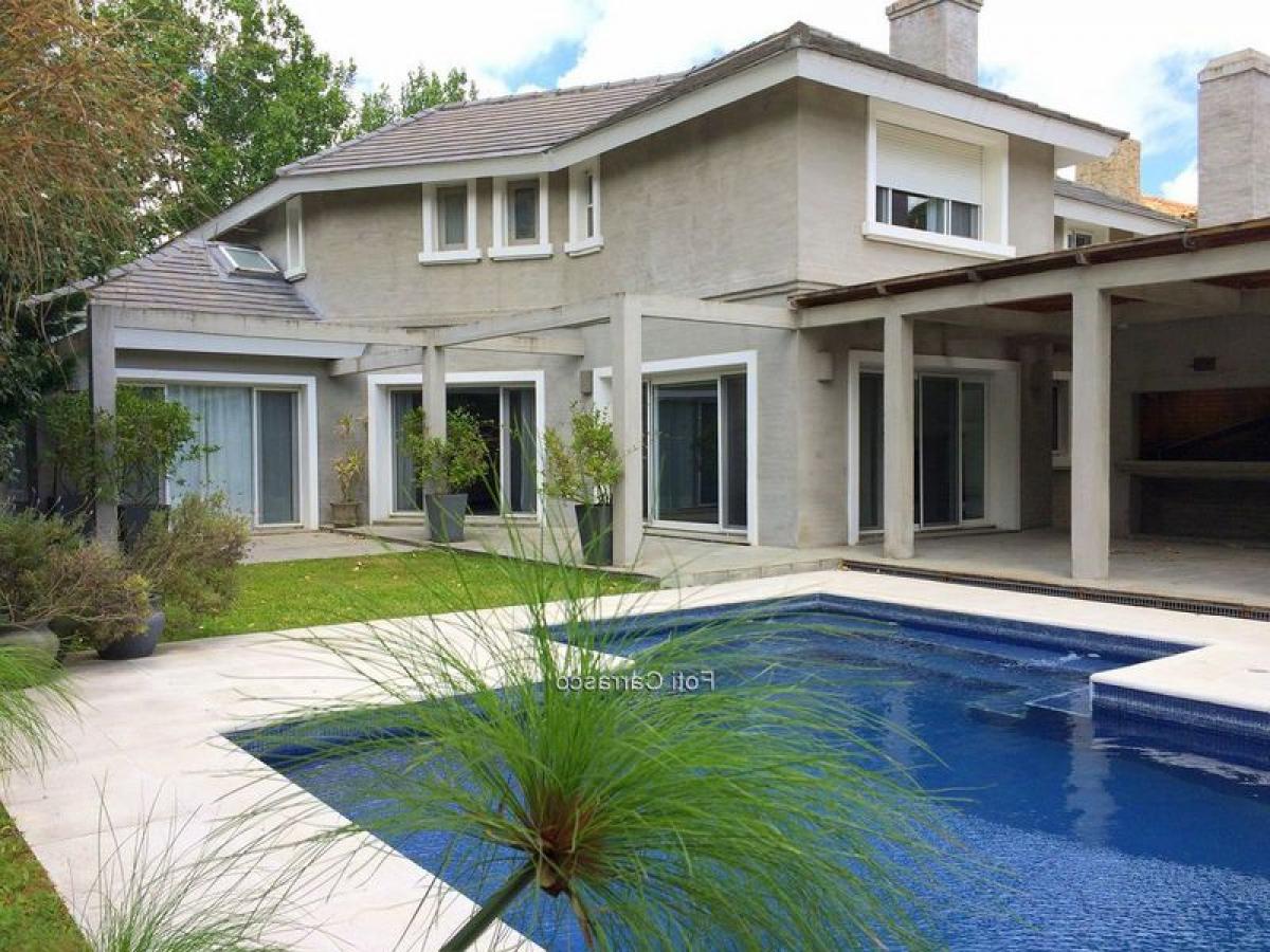 Casa de 4 dormitorios en Montevideo, Uruguay No. 11715