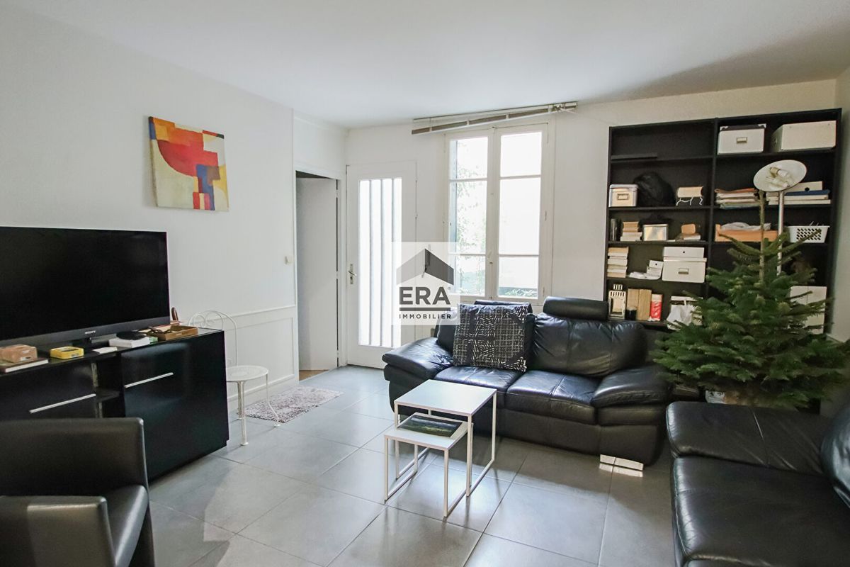 2 bedrooms Apartment in Paris, France No. 177792