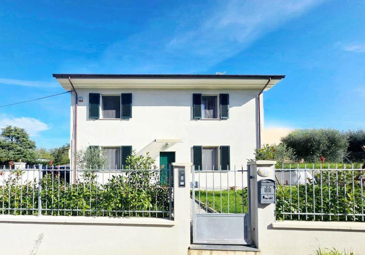 3 bedrooms Villa in Montecarlo, Italy No. 775