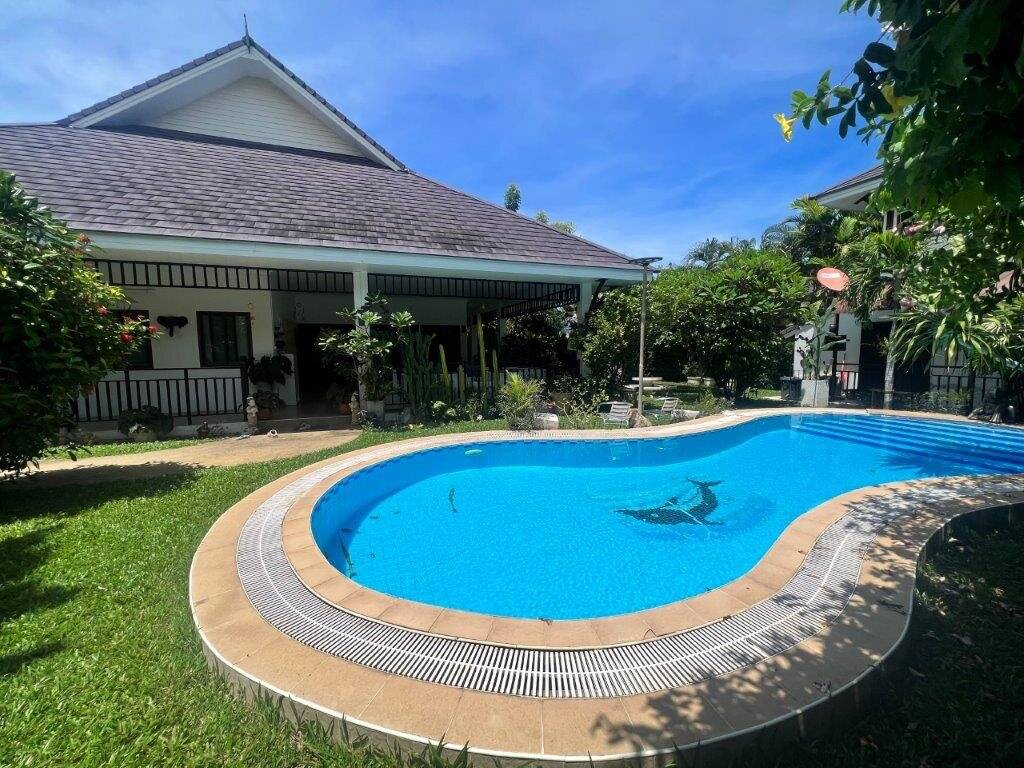 Villa de 5 dormitorios en Hua Hin, Thailand No. 24078