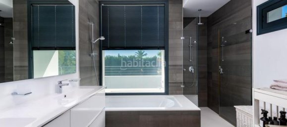 4 bedrooms Villa in Estepona, Spain No. 119715 6