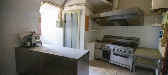 Propiedad comercial de 3 habitaciónes en Montalto di Castro, Italy No. 174370 3