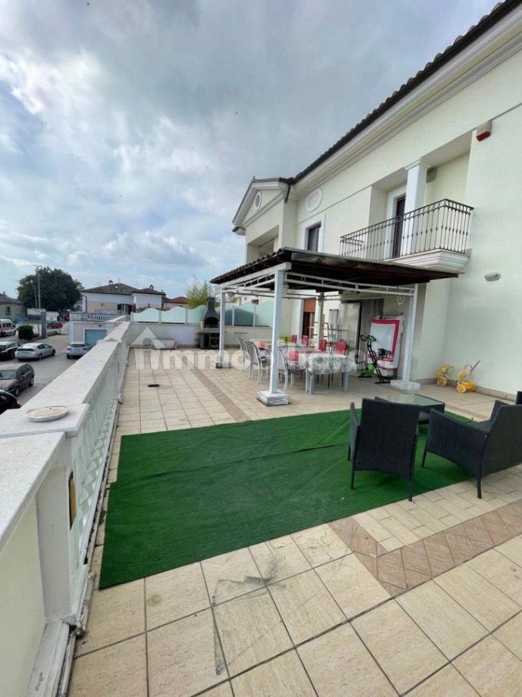 3 bedrooms Villa in Collecorvino, Italy No. 269095