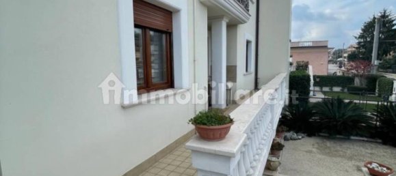 3 bedrooms Villa in Collecorvino, Italy No. 269095 5