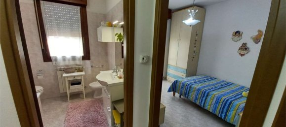 5 rooms House in Taglio di Po, Italy No. 136931 3