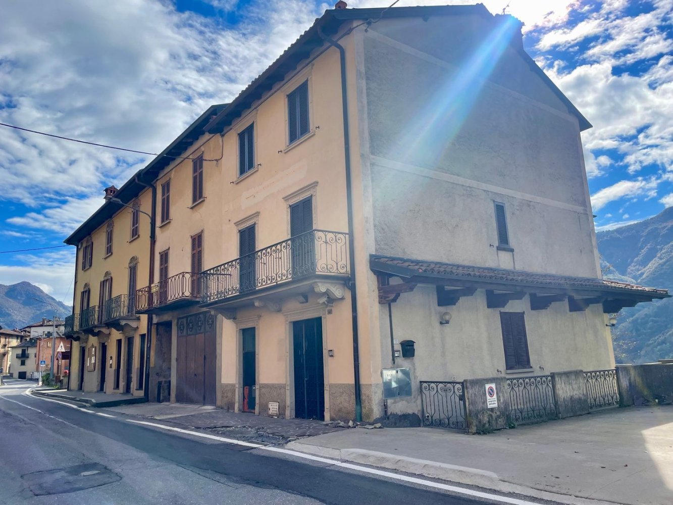 Propriété commerciale à Val Brembilla, Italy 179m² No. 66325