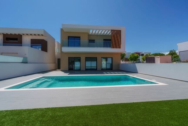 4 bedrooms Villa in Quarteira, Portugal No. 114201