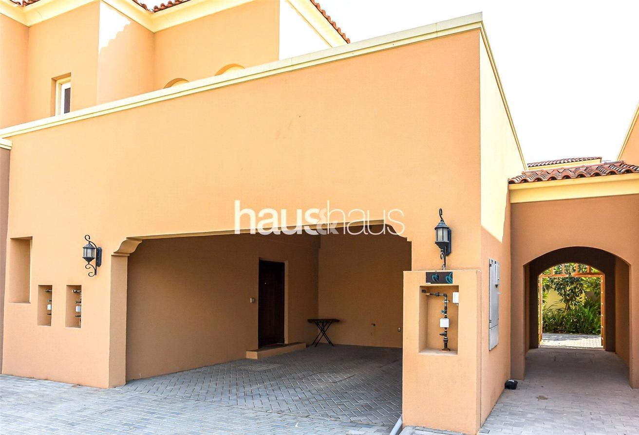 Villa de 2 dormitorios en Dubai Land, UAE No. 99546