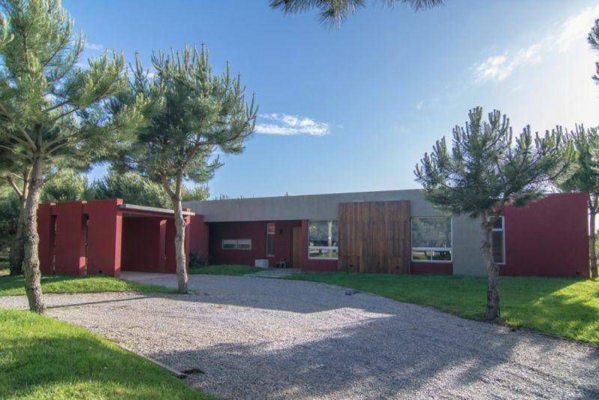 Casa de 4 dormitorios en Mar del Plata, Argentina No. 90665