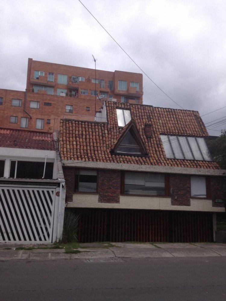 Casa de 3 dormitorios en Bogotá, Colombia No. 13182