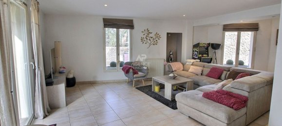 3 bedrooms House in Morainvilliers, France No. 170992 2