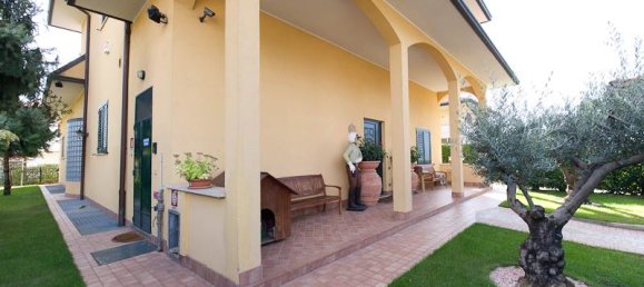 10 rooms Commercial property in Cardano al Campo, Italy No. 3969 12