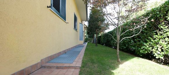 10 rooms Commercial property in Cardano al Campo, Italy No. 3969 2
