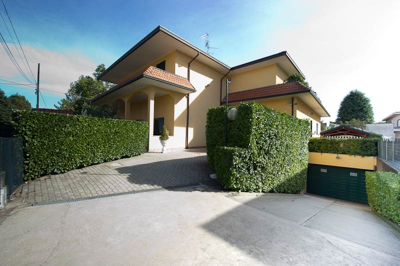 10 rooms Commercial property in Cardano al Campo, Italy No. 3969