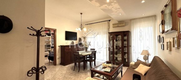 2 Schlafzimmer Wohnung in Naples, Italy, Nr. 163249 2