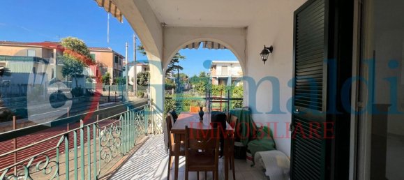 Apartamento de 4 dormitorios en Giugliano in Campania, Italy No. 373321 2