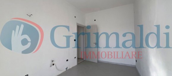 Apartamento de 4 dormitorios en Giugliano in Campania, Italy No. 373321 5