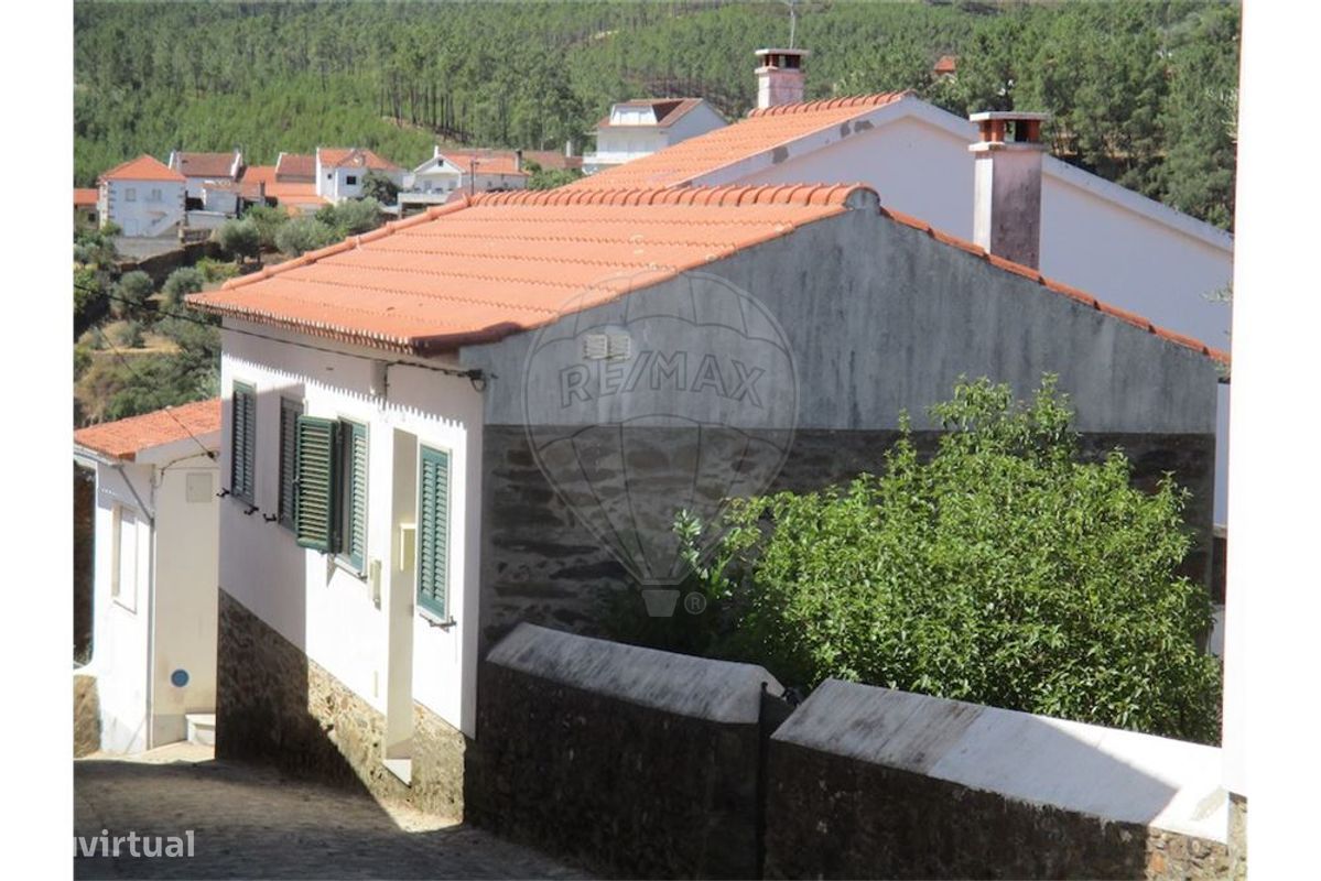 2 bedrooms House in Almaceda, Portugal No. 166494