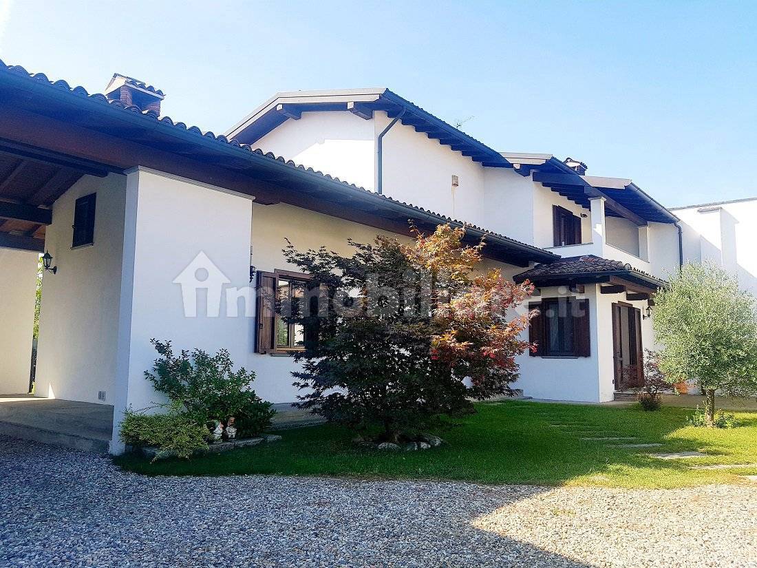 3 bedrooms Villa in Vigevano, Italy No. 85866
