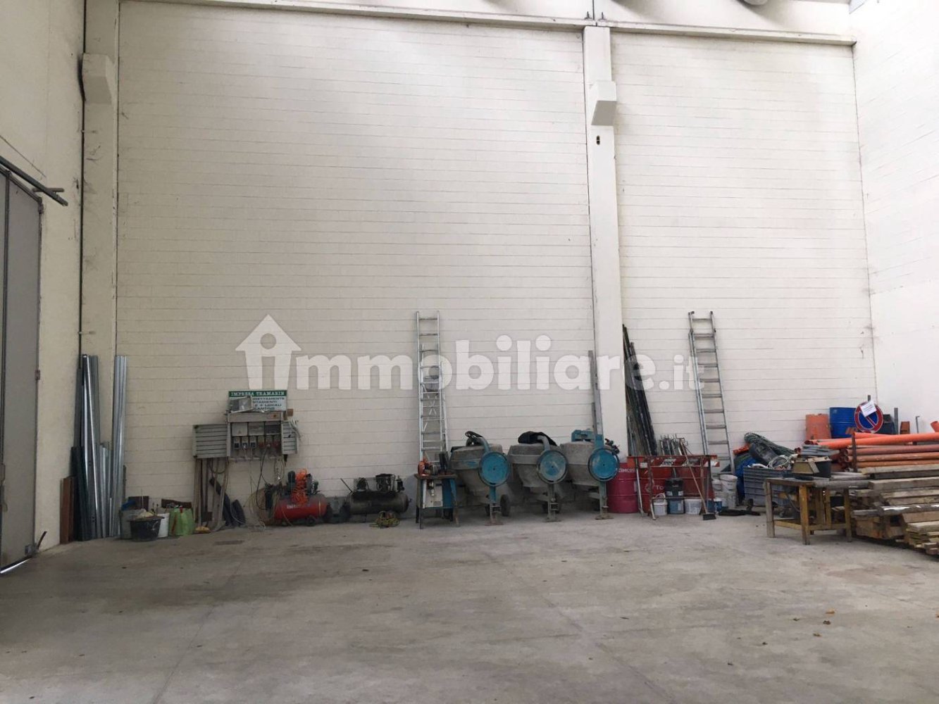 330m² Warehouse in Desio, Italy No. 378910