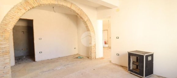 8 bedrooms House in Pianella, Italy No. 372150 3