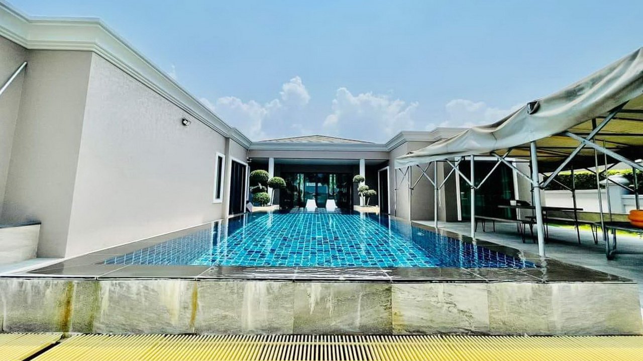 3 bedrooms Villa in Pattaya, Thailand No. 5837