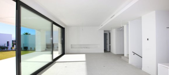 4 bedrooms Villa in Marbella, Spain No. 98873 10