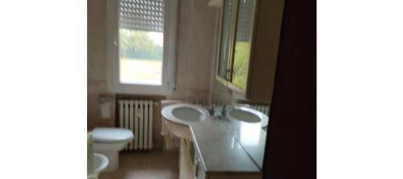 5 rooms Apartment in Modena, Italy No. 253576 3
