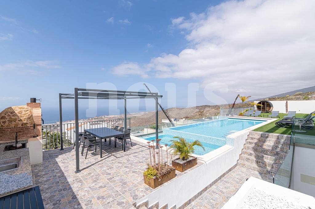 Villa de 6 dormitorios en Torviscas, Spain No. 13934