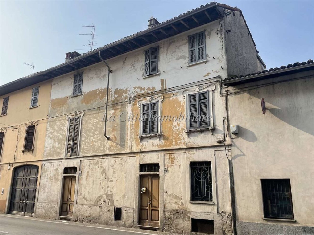 6 rooms House in Galliate, Italy No. 73033