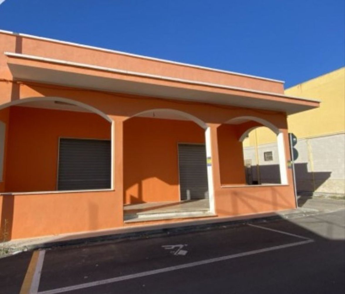  عقار تجاري في Torchiarolo, Italy 160متر مربع رقم 254909